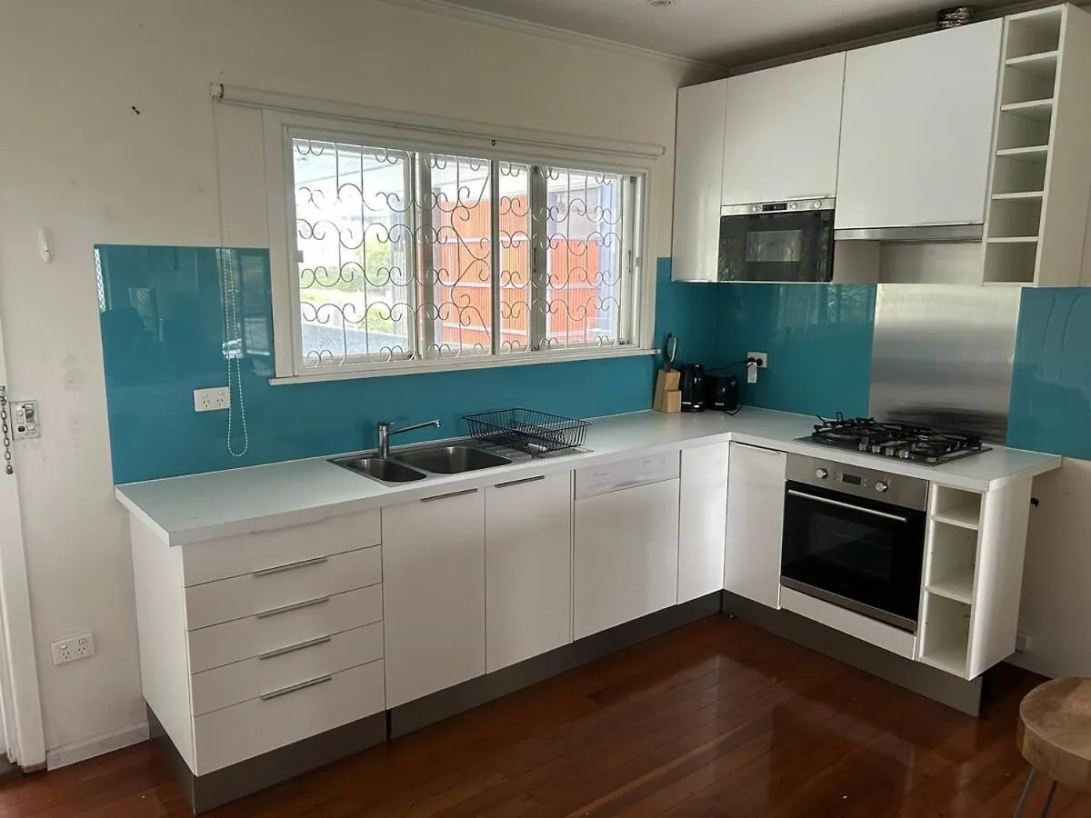 Hill Top 2-Bedroom Home With Charming View Brisbane